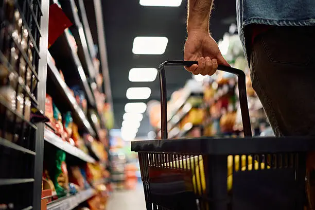 Client faisant ses achats dans une supérette